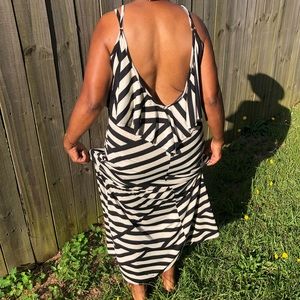 V-NECK BLACK AND WHITE SCOOP BACK MAXI DRESS
